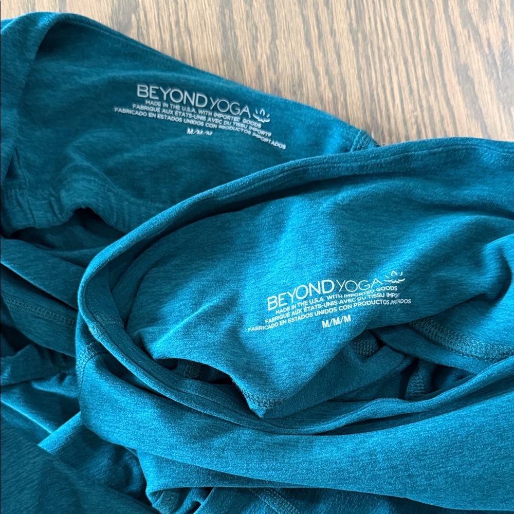 Beyond Yoga Teal High-Waist Leggings with Matching Crop Tank - Picture 3 of 3